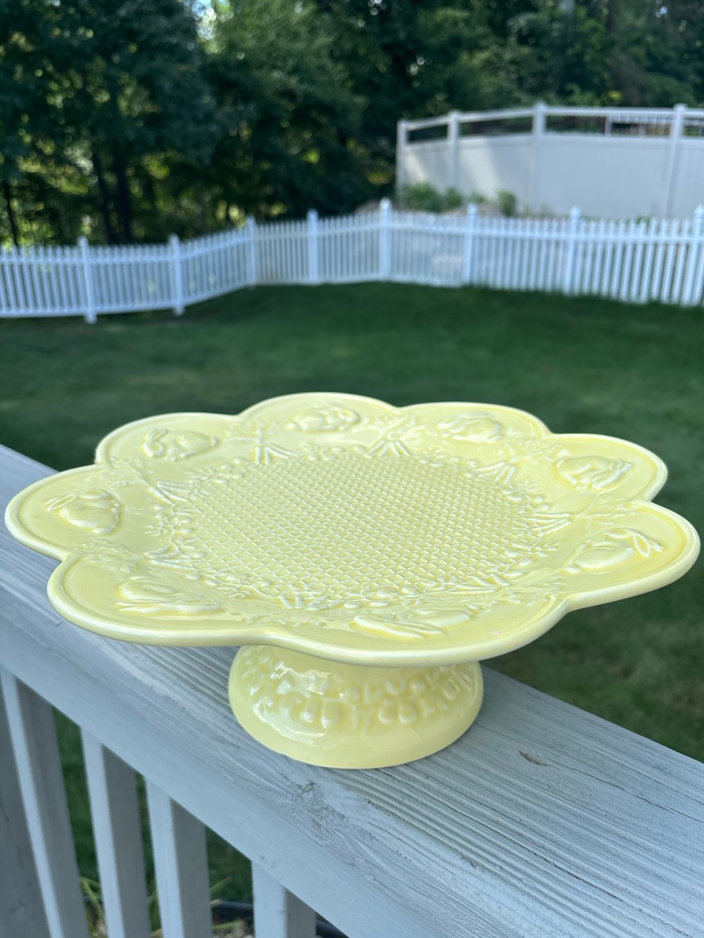 Bordallo Pinheiro Yellow Rabbit Cake Stand - Picture 2 of 3